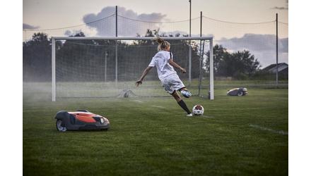 Futballpályák, sportpályák gyepének karbantartása robotfűnyróval