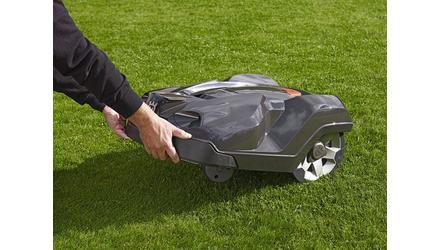 Ellophatják a kertből a robotfűnyírót?